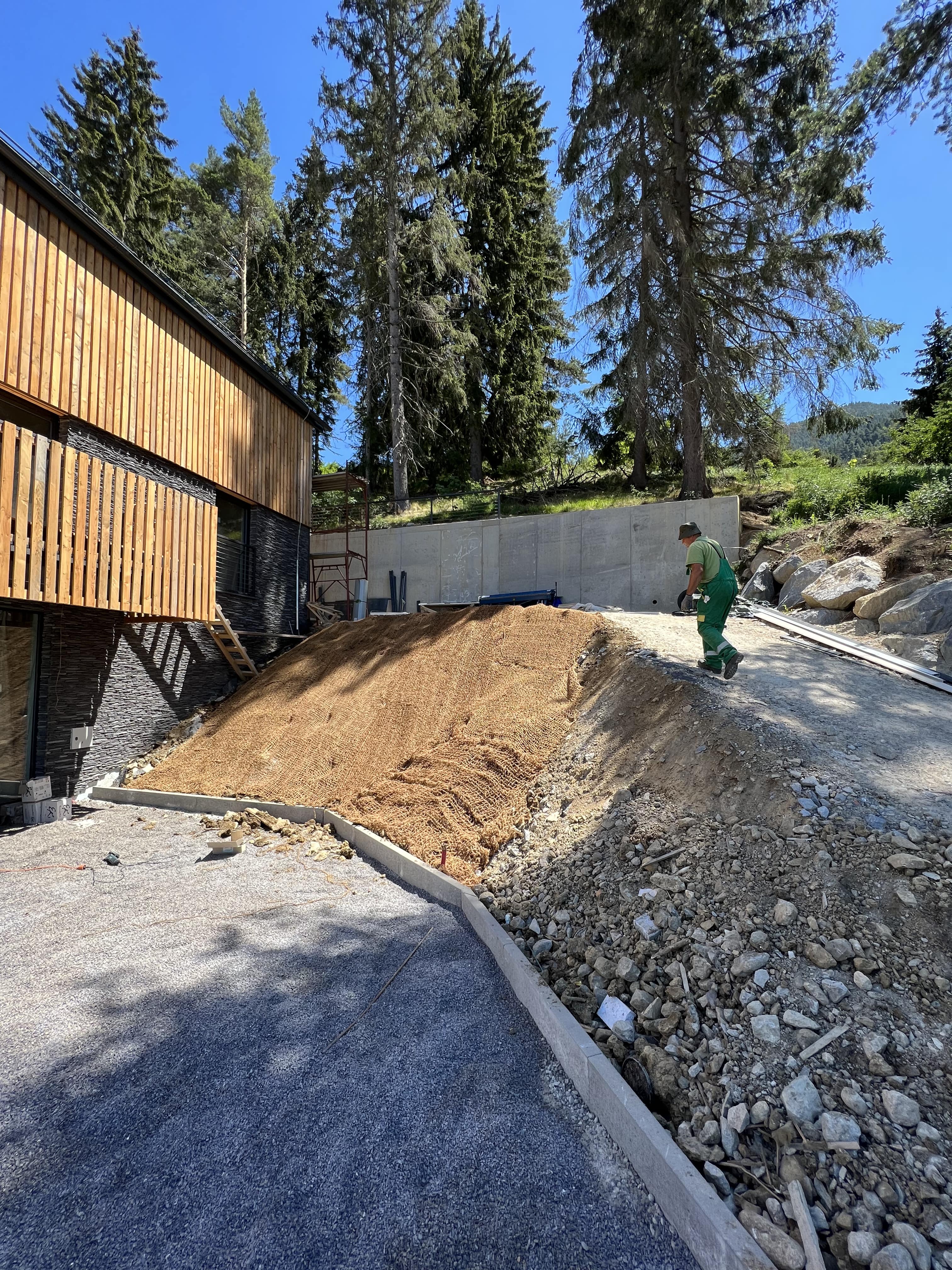 Oporný múr zo strany