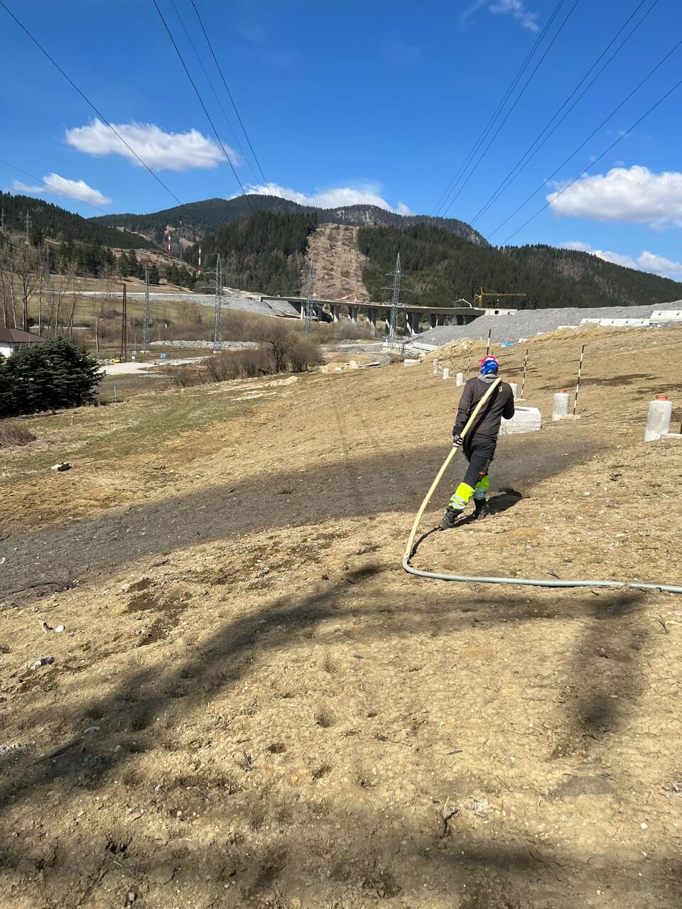 Oporný múr zo strany