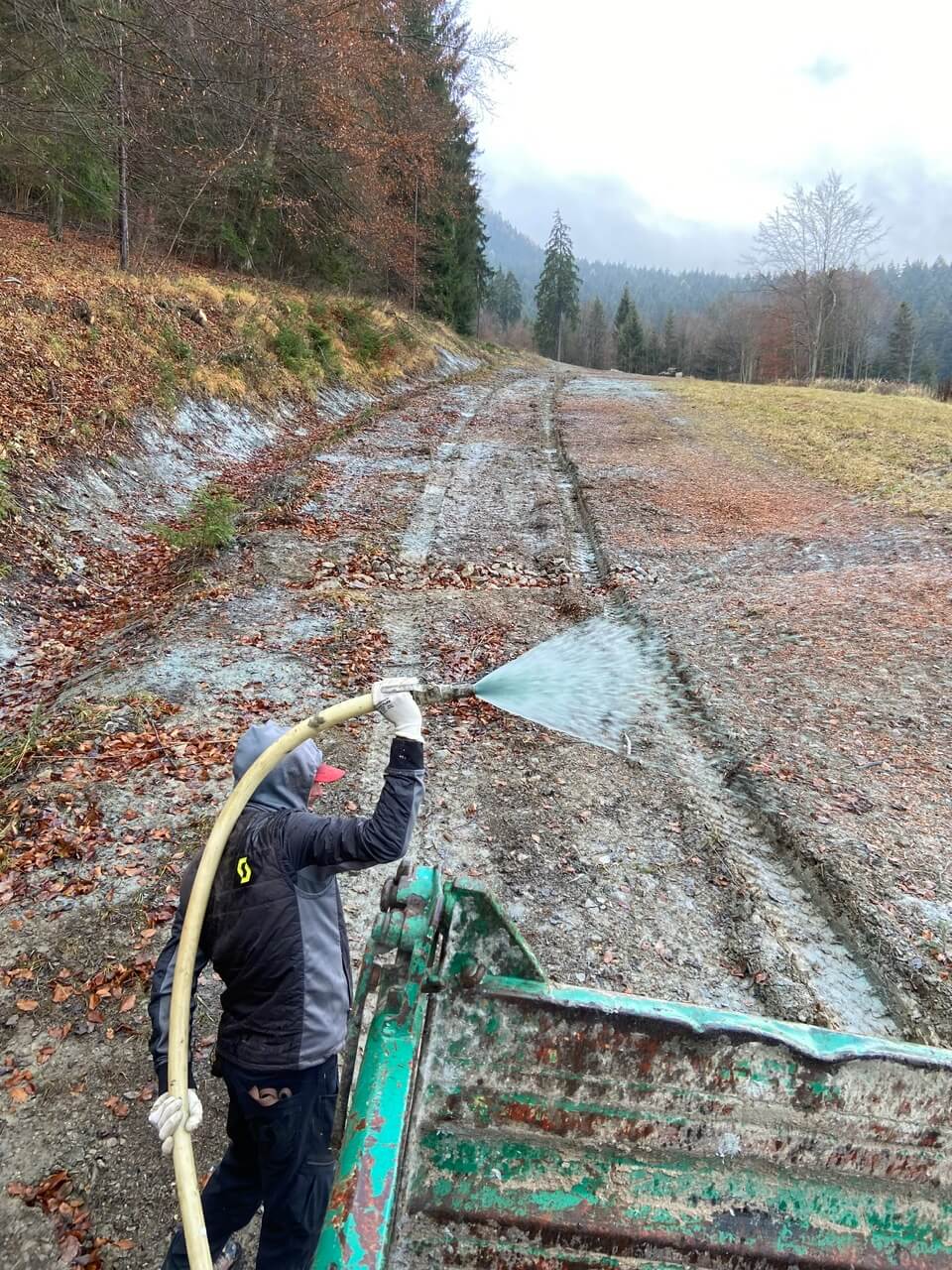 Oporný múr zo strany