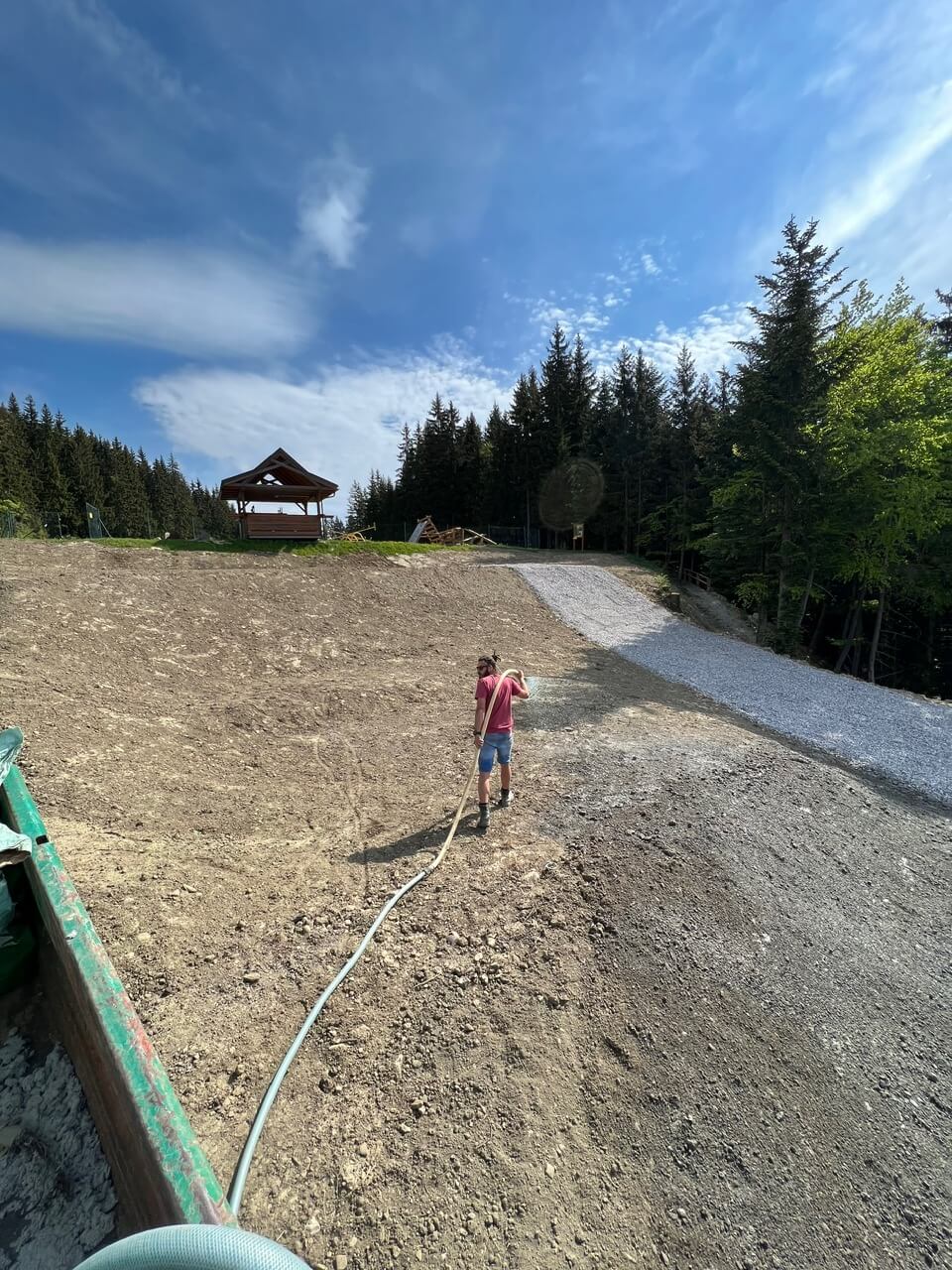 Oporný múr zo strany