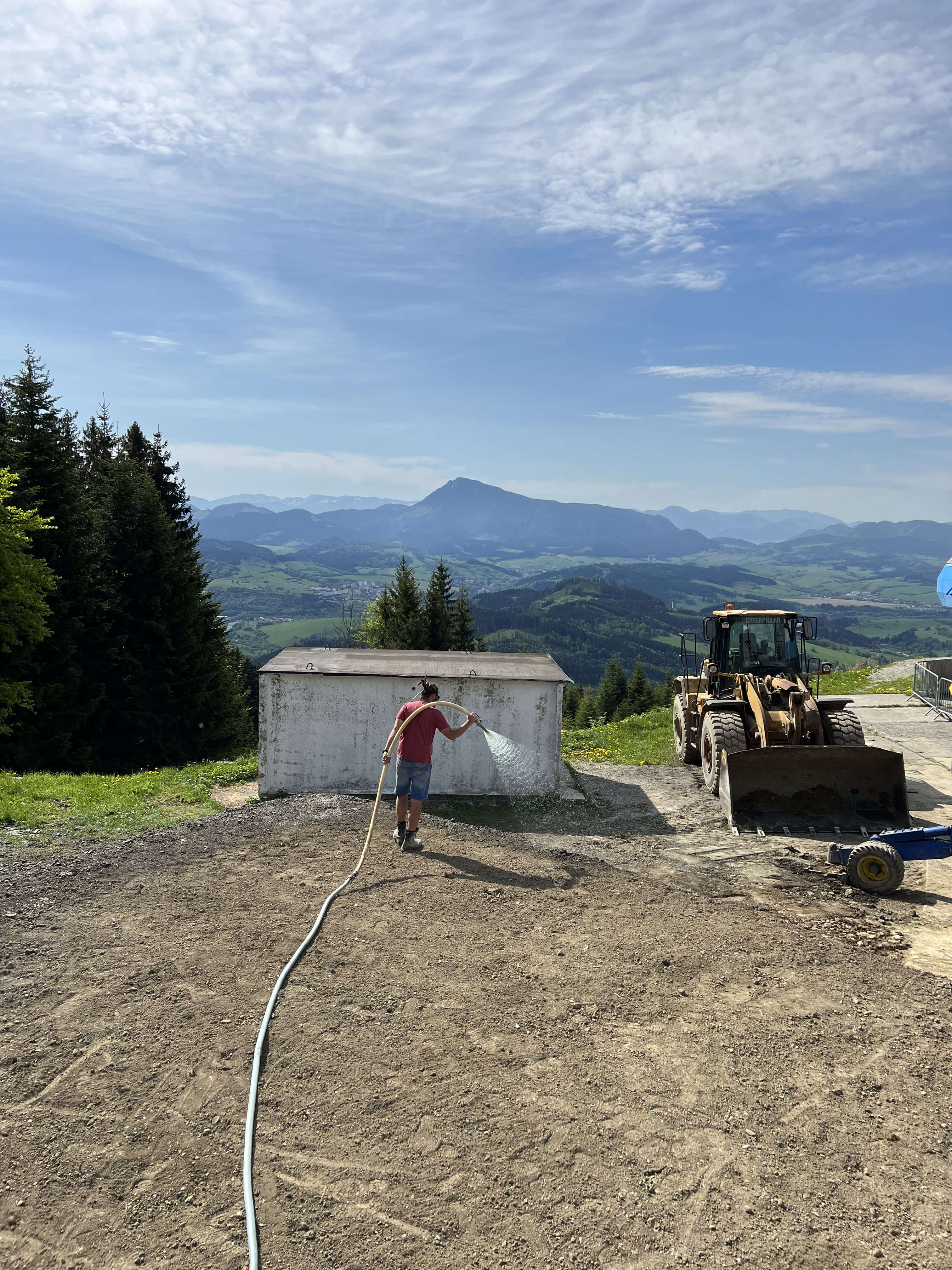 Oporný múr zo strany