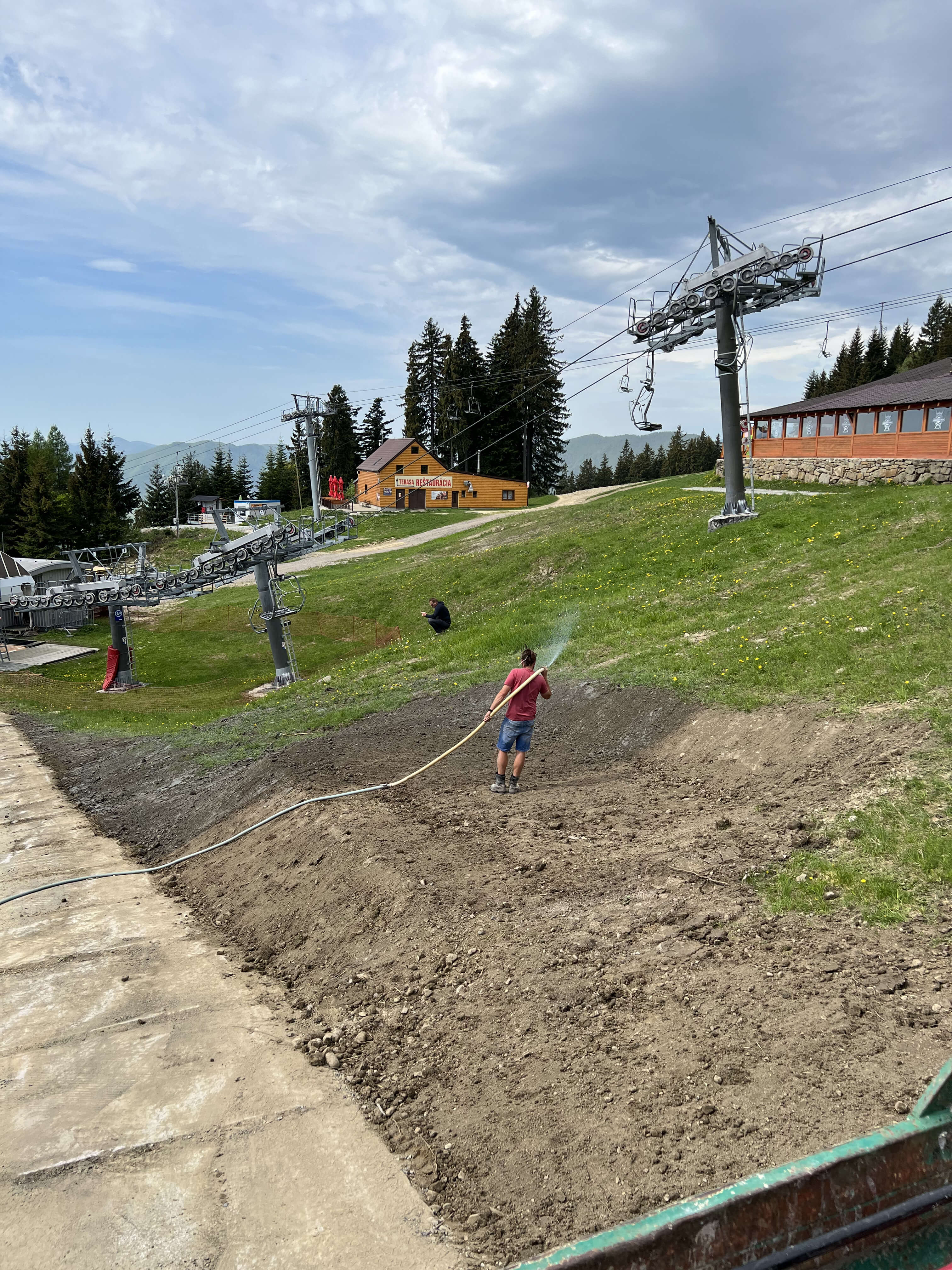 Oporný múr zo strany