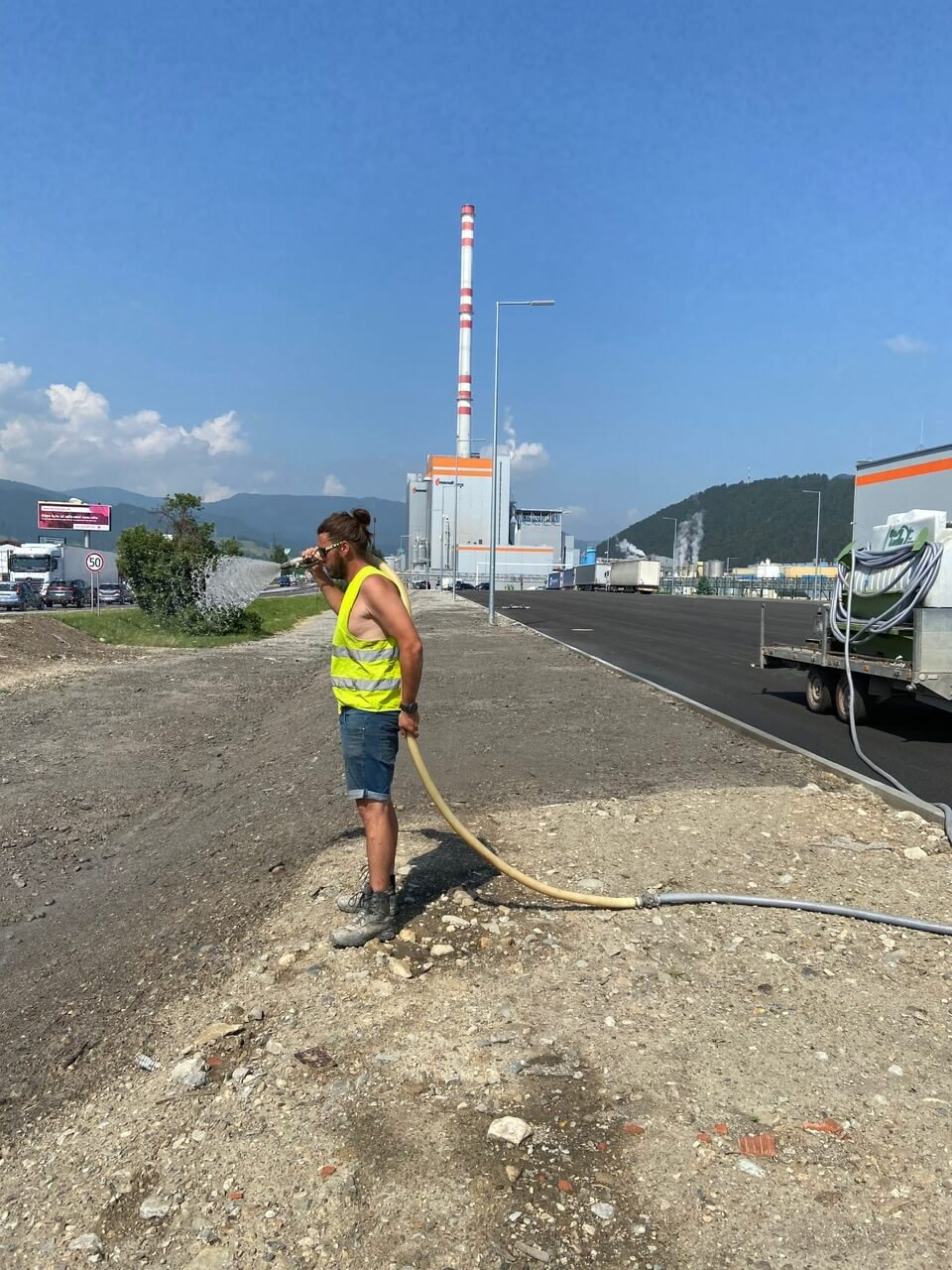 Oporný múr zo strany